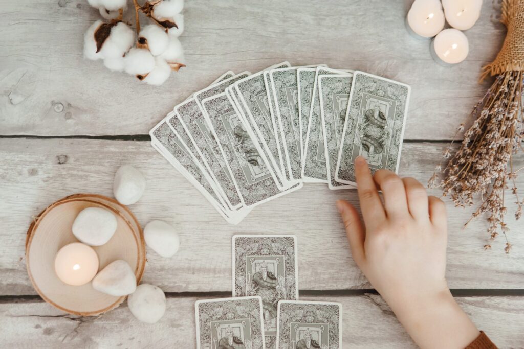 タロットをめくるところの写真